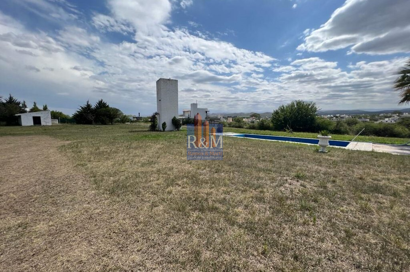 MALAGUEÑO: CASA DE PIEDRA 3D CON PILETA Y PARQUE