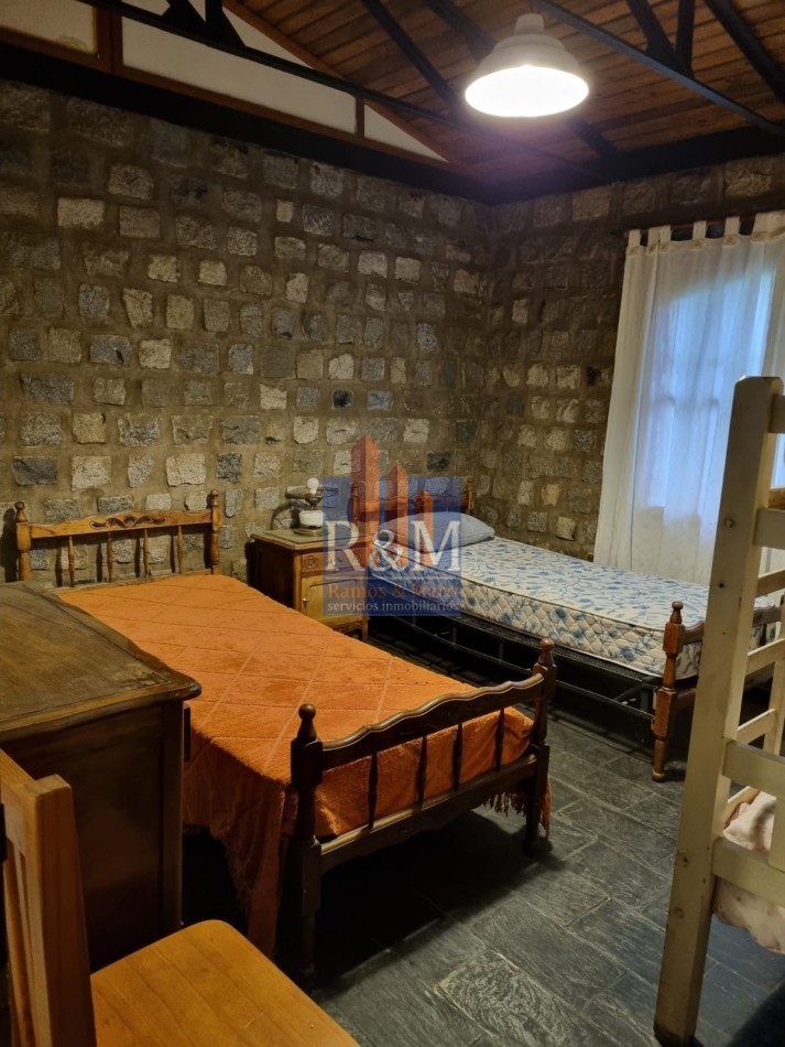 MALAGUEÑO: CASA DE PIEDRA 3D CON PILETA Y PARQUE