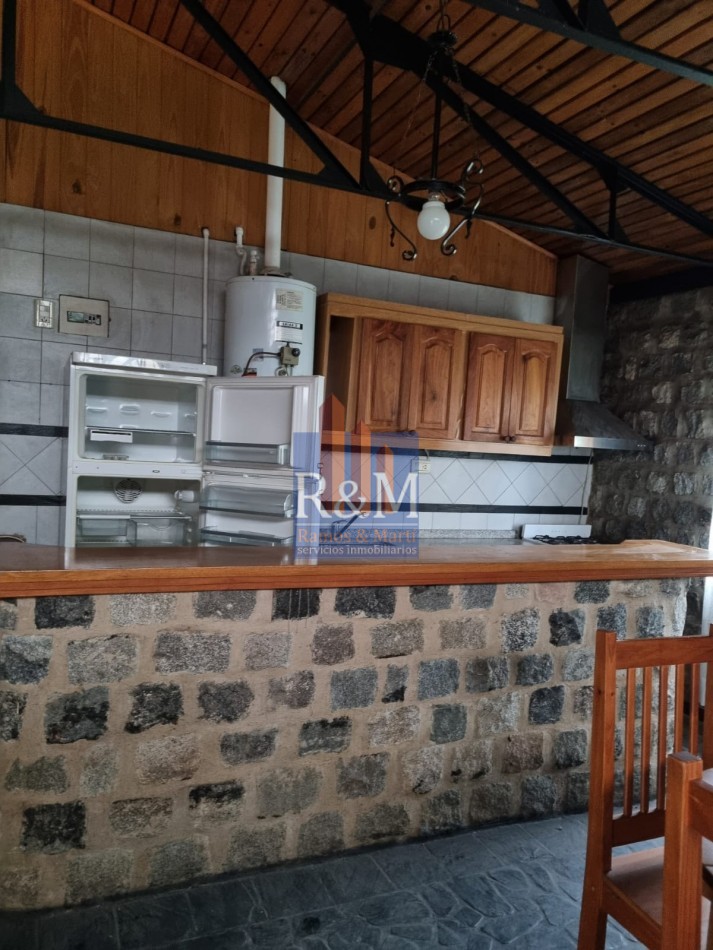 MALAGUEÑO: CASA DE PIEDRA 3D CON PILETA Y PARQUE
