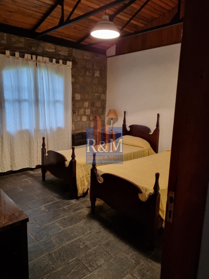 MALAGUEÑO: CASA DE PIEDRA 3D CON PILETA Y PARQUE